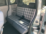 後席も広々!前席との距離や荷室の奥行きを、左右席で別々に調節できるスライドリアシートです。