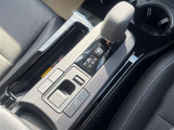 【シフトレバー操作部】電動パーキングブレーキ搭載です☆左側には充電スペースも装備されています!