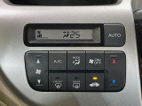 【オートエアコン】一度お好みの温度に設定すれば、車内の温度を検知し風量や温度を自動で調整。暑い&hellip;寒い&hellip;と何度もスイッチ操作をする必要はありません。快適な車内空間には必須の機能ですね♪