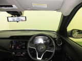 ドライバー目線で、使いやすく安全操作性と良好な視界を実現した運転席です。