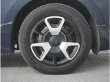 【ホイールキャップ】車に良く似合う純正ホイールキャップが装備されています。各種社外アルミホイールや、スタッドレスタイヤも取扱いしております。是非ご相談ください。