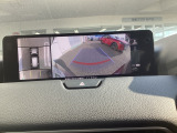 車両の前後左右にある4つのカメラを活用し、センターディスプレイの表示や各種警報音で低速走行時や駐車時に車両周辺の確認を支援し、見えない部分の危険察知をサポートいたします!