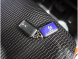 リモコンキーを取り出さなくてもエンジンのON/OFFやドアの開錠・施錠がスイッチ一つで行えるスマートキーです♪