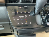 オートエアコン!おおきなアイコンでタッチしやすいパネルです。空調管理はクルマ任せで、運転を楽しみましょ♪