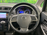 インテリアに合わせたデザインのステアリングは、運転される方のことも考え、運転しやすい形状、大きさです。是非一度、実際に触ってお確かめください。