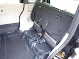 ◆チップアップ&ダイブダウン機構付【ULTR SEAT】は後席座面を左右分割で跳ね上げることができます。トランクで積載できない背の高い荷物をラクラク収納できます。ホンダ車ならではの人気装備です。