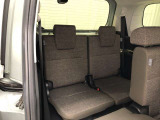 サードシートです。荷物が思ったより多くなった時や、大人数のドライブなど様々なシーンで対応が来ます。片方を畳んで荷物を載せたり、シートアレンジも自由自在。
