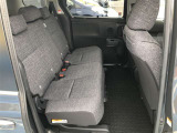 【後部座席】も当然、綺麗・清潔に仕上げております。内装の綺麗なお車は気持ちが良いですし、コンディションのいい車が多いです。これもオススメの1台です。