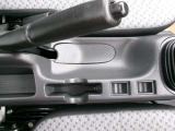 センターコンソールにコインホルダーとカードホルダーが有り便利です
