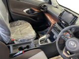 運転席と助手席の間のセンターコンソールにカップホルダー2つあります(^^♪