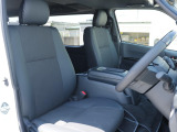 ダークプライムⅡ専用のハーフレザーシートが運転席のカッコ良さをより引き立てます!