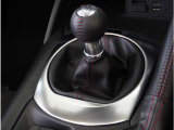 【シフトレバー】シフトもとても操作しやすいデザインになっております。運転する人の事を第一に考えた操作性の高い仕様です。