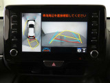 パノラミックビューモニター付きです。車両を上から見たような映像をディスプレイオーディオ画面に表示。運転席からの目視だけでは見にくい、車両周辺の状況をリアルタイムでしっかり確認できます。
