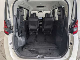 3列目シートを倒すと、大きな荷物の積載も可能です