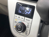 【オートエアコン】一度お好みの温度に設定すれば、車内の温度を検知し風量や温度を自動で調整。暑い&hellip;寒い&hellip;と何度もスイッチ操作をする必要はありません。快適な車内空間には必須の機能ですね♪