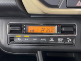 【オートエアコン】一度お好みの温度に設定すれば、車内の温度を検知し風量や温度を自動で調整。暑い&hellip;寒い&hellip;と何度もスイッチ操作をする必要はありません。快適な車内空間には必須の機能ですね♪