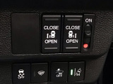 【両側パワースライドドア】両側がパワースライドドアになっており、運転席のスイッチやスマートキーでも開閉が可能です!開口部も広いので乗り降りも楽々♪