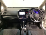 車内は光触媒抗菌消臭施工済です。インパネ周りはスタイリッシュなデザインです。グローブボックスやカップホルダーのほかにトレーなどたくさんの収納スペースが付いています。