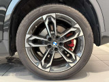 BMWの純正アロイホイールは軽量かつ強度にも優れているホイールで走行性能を引き上げる設計になっております。足元にもBMWは妥協がなくこだわっている個所になります。