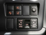 左右のパワースライドドアの開閉操作が運転席から出来とても便利です!