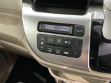 オートエアコンがついていますので、簡単操作で快適に過ごせます。希望の温度に自動調整してくれるのが便利です。