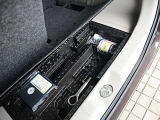 ラゲッジスペースの下にはパンクの応急修理キット、工具等が入っています。