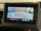 リバースギアに入れるだけで後方の表示へ切り替わります。夜間や雨の日の駐車も楽になりますよ。