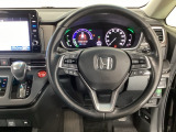 【ハンドル】運転にかかわる様々な操作を安全に行えるように視点移動が少なく操作性に配慮されたスイッチ類が凝縮されたコックピットです。