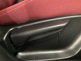 運転席にはドライバーの体型や好みに応じて前後方向だけでなく、高さの調整ができるシートリフターを装備!