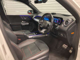 メルセデス・ベンツの定める厳しい基準をクリアしたお車のみをご案内させて頂きます。納車前整備はメーカー規定に基づき100項目以上にも及ぶ点検を熟練のメカニックによって行いご納車させて頂きます。