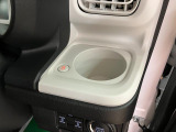 ホットドリンクをちょうどいい温度でキープしてくれる保温機能付きのホッとカップホルダーは軽初の装備!運転席と助手席に装備♪