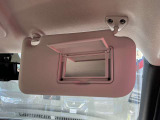 運転席サンバイザーにはバニティミラーを装備☆