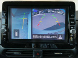 ギアを『R』に入れた後、カメラボタンを押すと、運転席から見えない左側面をナビ画面にうつしてくれるので、幅寄せや縦列駐車がし易くなります。