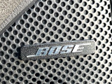 【BOSEサウンドシステム】メーカーオプションの高品位サウンドシステムを搭載。専用のチューニングが施された大小様々なスピーカーから良質なサウンドが奏でられ、臨場感あふれる音響空間を演出します。