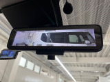 【デジタルインナーミラー】後席の大きな荷物や同乗者で後方が確認しづらい時でも安心!カメラが撮影した車両後方の映像をルームミラー内に表示。クリアな視界で状況の確認が可能です!