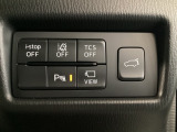 運転席脇のクラスタースイッチ部分にはカメラ切り替えスイッチ、パーキングセンサー、その他走行系スイッチを集中配置しております。電動リアゲートの開閉スイッチも目立つよう配置しております。