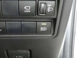オートマチックハイビーム装備です。先行車や対向車のライトを認識し、ハイビームとロービームを自動で切り替える機能です。夜道の視界を確保します。詳細は販売店スタッフまでおたずねください。