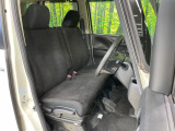運転席まわりには十分なスペースがあり、大柄な方でもゆったり運転していただける環境です。