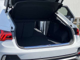 開口部が低く設定されているので、荷物の積み下ろしがスムーズに行えます。更に分割可倒式リアシートの採用でシートのバックレストを倒すと、大きく長い荷物も積み込めます。
