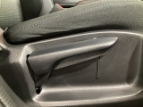 運転席にはドライバーの体型や好みに応じて前後方向だけでなく、高さの調整ができるシートリフターを装備!