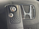 【Hondaスマートキー】カバンやポケットに入れたままでもドアの施錠・解錠が可能なスマートキーを装備。エンジンのオン・オフ時もカギを取り出す必要が無いからとっても便利です♪
