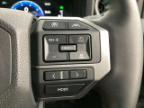 前方の車との車間を設定し、スピードを上げたり緩めたりを自動で行ってくれる追尾式の「レーダークルーズ」。上級装備の一つです!高級車にしかつかない嬉しい機能です。