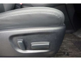 運転席にはパワーシートが付いております。パワーシートは指先1つで操作出来るためチカラの弱い女性の方でもシートに座ったまま操作出来ます♪