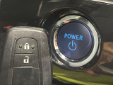 【スマートキー】カバンやポケットに入れたままでもドアの施錠・解錠が可能なスマートキーを装備。エンジンのオン・オフ時もカギを取り出す必要が無いからとっても便利です♪