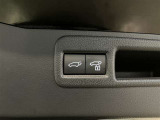 パワーバックドアは荷物の出し入れがしやすい優れもの!スイッチひとつで重たいバックドアが締まります!日用品の大量買い出しにも大活躍!
