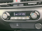 【オートエアコン】一度お好みの温度に設定すれば、車内の温度を検知し風量や温度を自動で調整。暑い&hellip;寒い&hellip;と何度もスイッチ操作をする必要はありません。快適な車内空間には必須の機能ですね♪