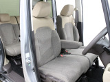 フロントベンチシートですので運転席足元ゆったり広々快適です。助席への移動も楽々です。
