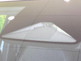 【ホンダセンシング】走行中に前方の車両等を認識し、衝突しそうな時は警報とブレーキで衝突回避と被害軽減をアシスト。より安全にドライブをお楽しみいただけます。