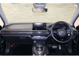 操作性に優れた運転席となります!小物入れや各ボタンの配置にこだわり、使いやすいです!座り心地もよく視認性も良好なのでロングドライブもお任せ下さい!