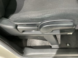 シートハイトアジャスターが付いているので運転姿勢を調整するのに便利ですね。身長に合ったシートポジションは安全運転や疲労軽減にもつながります。